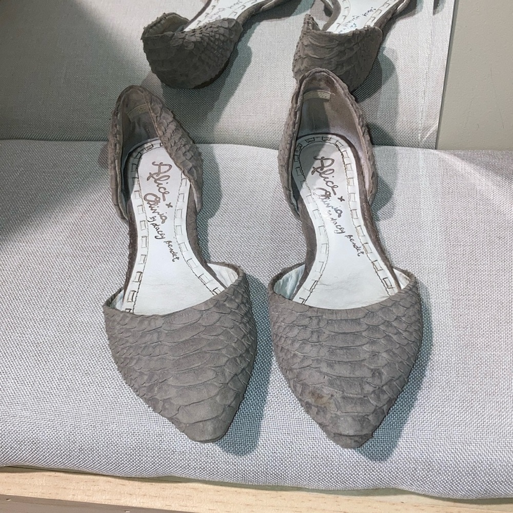 Alice + Olivia Grey Leather Flats Sz 37